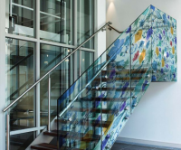 Tranh kính cầu thang